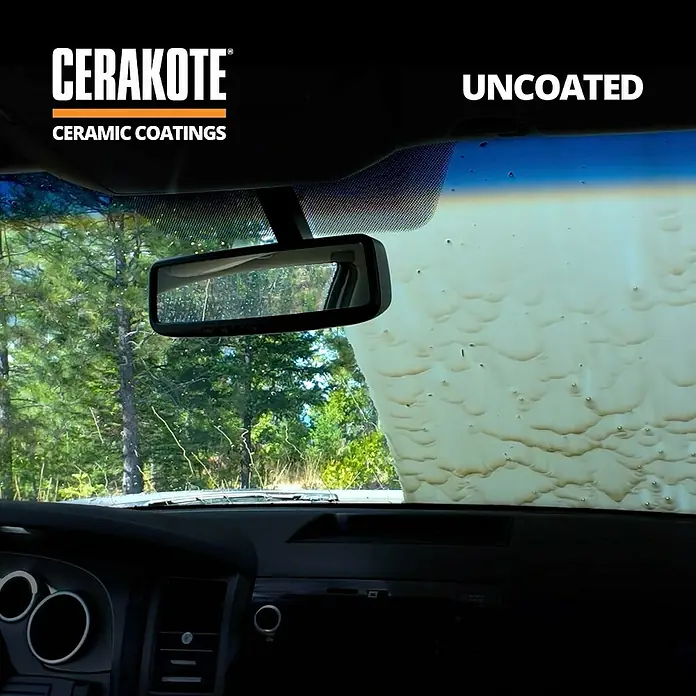 Cerakote Scheibenversiegelung - Anzahl Anwendungen: 4 Stk. - Das Bild zeigt eine nicht beschichtete Windschutzscheibe mit Cerakote Ceramic Coatings, die Schmutz und Ablagerungen aufweist.