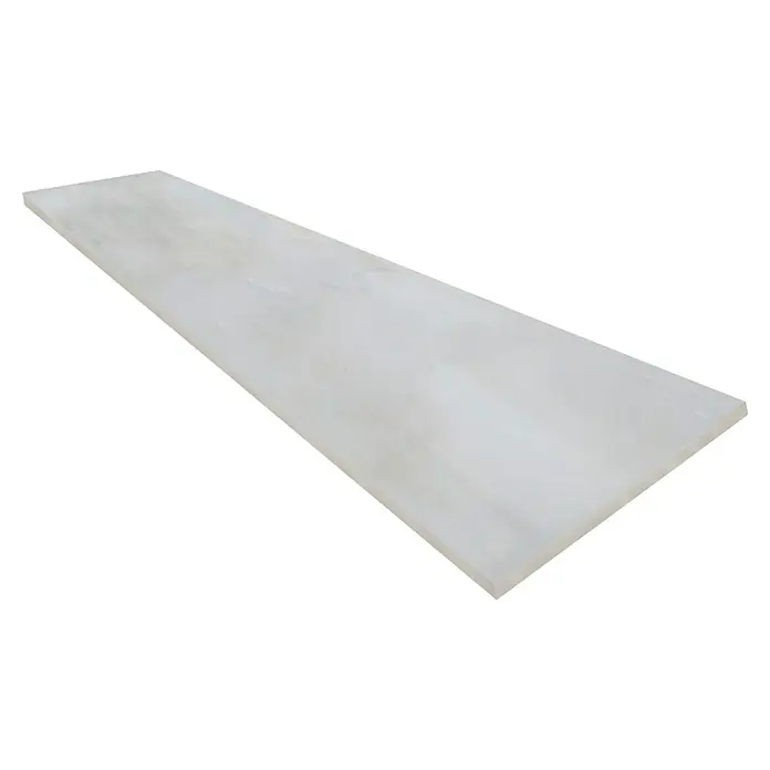 Fensterbank Royal - 113 x 30 x 2 cm, Weiß, Marmor - Eine Nahaufnahme einer rechteckigen, hellgrauen Quarzkomposit-Arbeitsplatte, die sich durch ihre glatte Oberfläche und dezente Maserung auszeichnet.