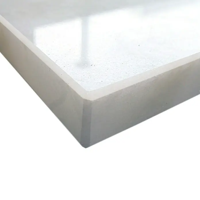 Fensterbank Royal - 113 x 30 x 2 cm, Weiß, Marmor - Nahaufnahme einer transluzenten, weißen Arbeitsplatte aus Acryl, die modernes Design und Funktionalität vereint.