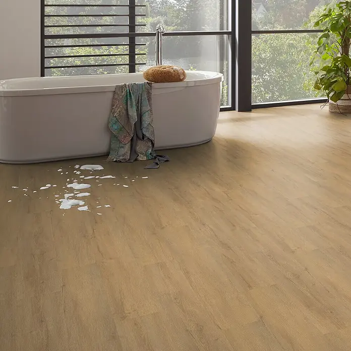 Vinylboden SPC - Eiche Solar, Landhausdiele, 1.220 x 182 x 4,3 mm - Ein Badezimmer mit Vinylboden in Holzoptik, das eine warme und einladende Atmosphäre schafft, ideal für entspannende Momente.