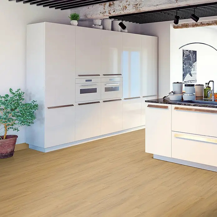 Vinylboden SPC - Eiche Solar, Landhausdiele, 1.220 x 182 x 4,3 mm - Moderne Küche mit glatten, weißen Schränken und Holzfußboden, die ein sauberes und helles Ambiente schafft. Die eingebauten Geräte fügen sich nahtlos ein.