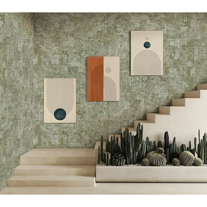 Feinsteinzeugfliese Rug - 59,55 x 59,55 cm, Green, Matt - Dekoratives Wandbild mit minimalistischem Design und passenden Kakteen in einem modernen Interieur.