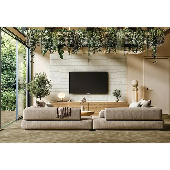 Feinsteinzeugfliese Wanda - 59,55 x 59,55 cm, White, Matt - Wohnzimmer mit einem stilvollen Sofa, das zum Entspannen einlädt, und einem Fernseher für gemütliche Abende. Die Pflanzen bringen Frische in den Raum.