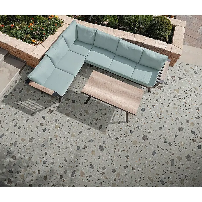 Feinsteinzeugfliese Pebble - 59,55 x 59,55 cm, Grey, Matt - Ein hellblaues Lounge-Set mit Tisch auf einer Terrasse.