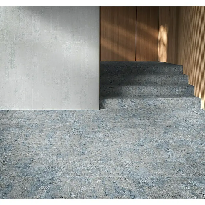 Feinsteinzeugfliese Rug - 59,55 x 59,55 cm, Blue, Matt - Innenaufnahme mit Fliesenboden und Treppe. Die Fliesen sind blau-grau gemustert und verleihen dem Raum eine stilvolle Note.