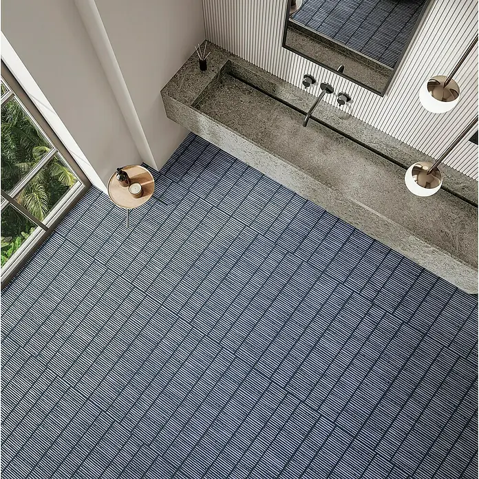 Feinsteinzeugfliese Wanda - 59,55 x 59,55 cm, Blue, Matt - Ein Badezimmer mit blau gemusterten Fliesen, einem Waschtisch aus Stein und einem Spiegel. Die Fliesen sind das Highlight des Raumes.