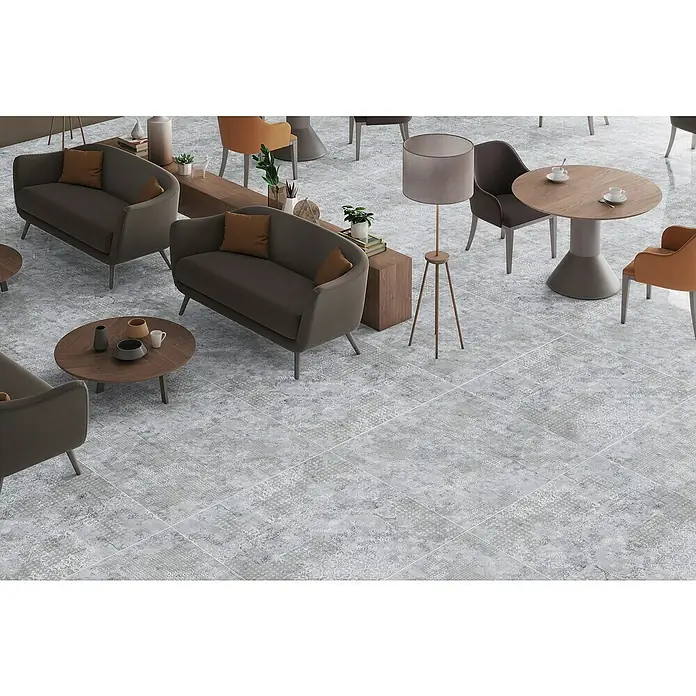 Feinsteinzeugfliese Rug - 59,55 x 59,55 cm, Grey, Matt - Elegantes Wohnzimmer mit grauen Fliesen mit Muster, braunen Sofas und Holztisch, die eine stilvolle und komfortable Atmosphäre schaffen.