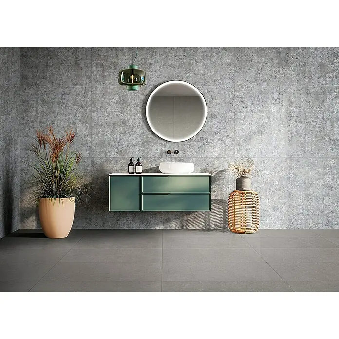 Feinsteinzeugfliese Rug - 59,55 x 59,55 cm, Grey, Matt - Badezimmerinterieur mit einem modernen grünen Waschtisch, einem runden Spiegel und stilvollen Dekorationsartikeln.