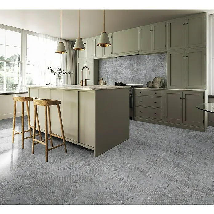 Feinsteinzeugfliese Rug - 59,55 x 59,55 cm, Grey, Matt - Eine moderne Küche mit grauen Bodenfliesen, einer Kochinsel und grünen Schränken. Die Küche ist hell und freundlich gestaltet.