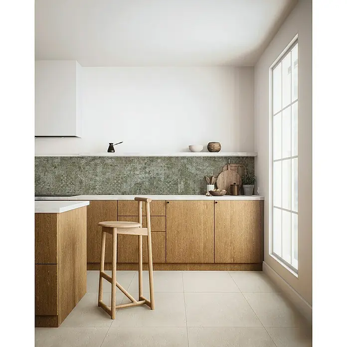 Feinsteinzeugfliese Rug - 59,55 x 59,55 cm, Green, Matt - Modernes Küchendesign mit hellem Holzstuhl vor Arbeitsfläche und Küchenschränken. Minimalistisch und einladend.