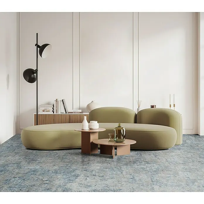 Feinsteinzeugfliese Rug - 59,55 x 59,55 cm, Blue, Matt - Einrichtungsidee mit einem stilvollen, grünen Sofa, kombiniert mit modernen Beistelltischen und einem gemusterten Teppich.