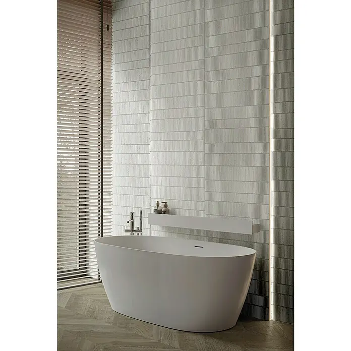 Feinsteinzeugfliese Wanda - 59,55 x 59,55 cm, White, Matt - Elegantes Badezimmer mit freistehender Badewanne, stilvollen Fliesen und sanfter Beleuchtung. Eine Oase der Entspannung und des modernen Designs.