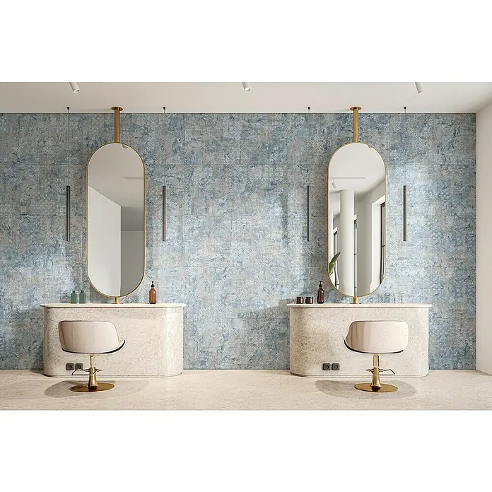 Feinsteinzeugfliese Rug - 59,55 x 59,55 cm, Blue, Matt - Das Bild zeigt zwei moderne Frisierplätze mit stilvollen Spiegeln und bequemen Stühlen vor einer blauen Wand mit Muster.