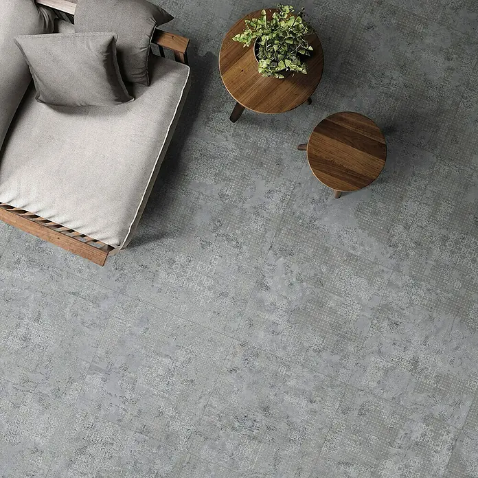 Feinsteinzeugfliese Rug - 59,55 x 59,55 cm, Grey, Matt - Graue Bodenfliesen mit Muster, kombiniert mit einem Sofa und zwei Beistelltischen, schaffen eine stilvolle und moderne Atmosphäre.