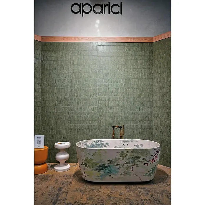 Feinsteinzeugfliese Wanda - 59,55 x 59,55 cm, Green, Matt - Ein luxuriöses Badezimmer mit einer Aparici Badewanne mit floralem Muster, umgeben von grünen Fliesen und Holzakzenten.