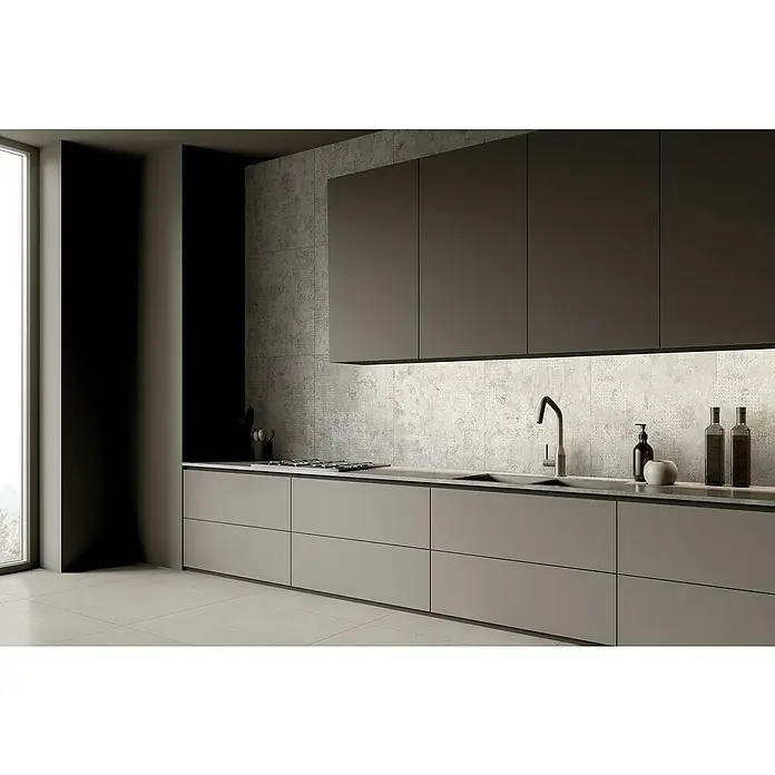 Feinsteinzeugfliese Rug - 59,55 x 59,55 cm, Grey, Matt - Moderne Küchenzeile in Grau mit dunklen Hängeschränken und Betonoptik-Fliesen. Elegantes Design mit klaren Linien und stilvoller Beleuchtung.