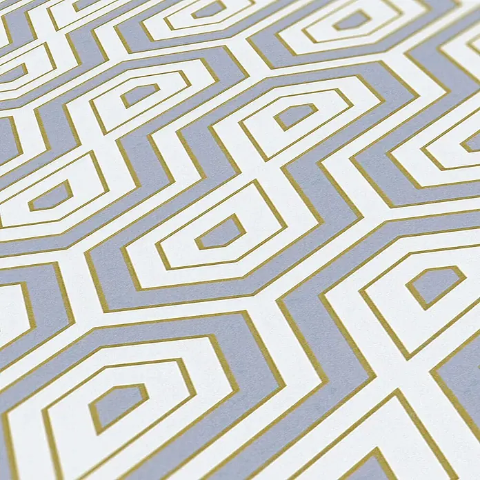 Tadessi Vliestapete M1-No.1542 - Grau, Sonstiges, 10,05 x 0,53 m - Geometrisches Muster mit ineinandergreifenden weißen und hellblauen Formen, gold umrandet.