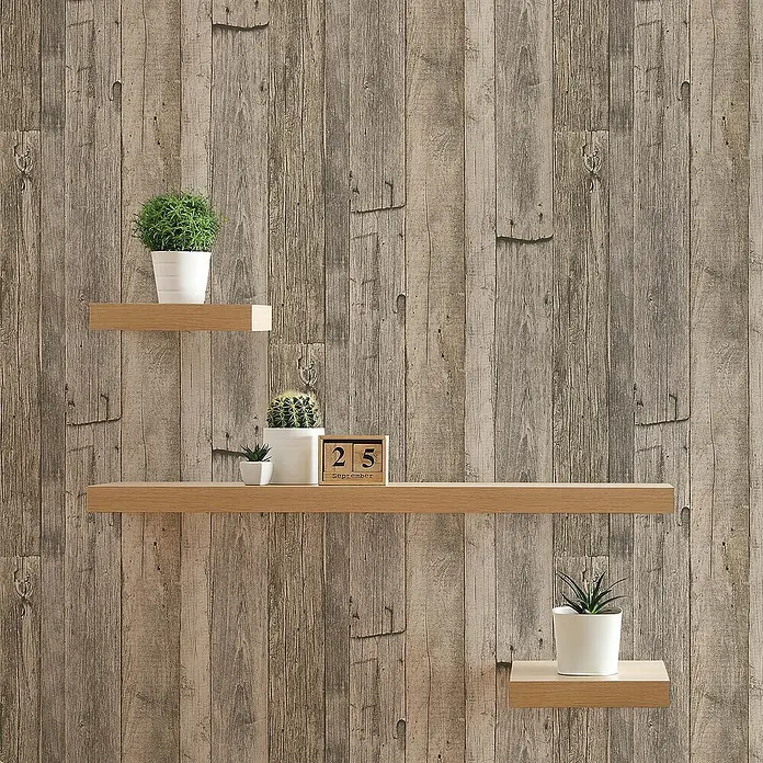 Tadessi Vliestapete M1-No.917 - Schwarz, Holzoptik, 10,05 x 0,53 m - Helle schwebende Holzregale an rustikaler Holzwand, mit Topfpflanzen und Kalender dekoriert.