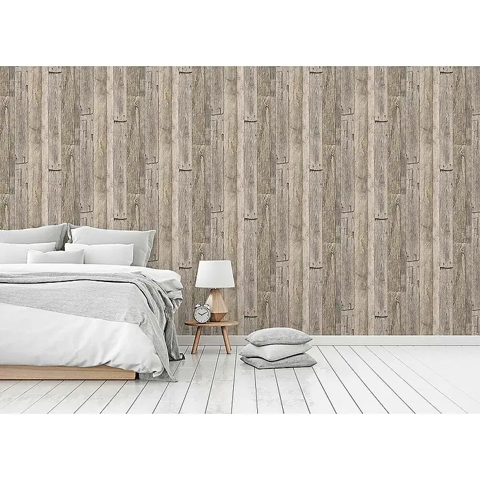Tadessi Vliestapete M1-No.917 - Schwarz, Holzoptik, 10,05 x 0,53 m - Tapete mit rustikalem Holzplanken-Effekt an einer Schlafzimmerwand hinter Bett und Nachttisch.
