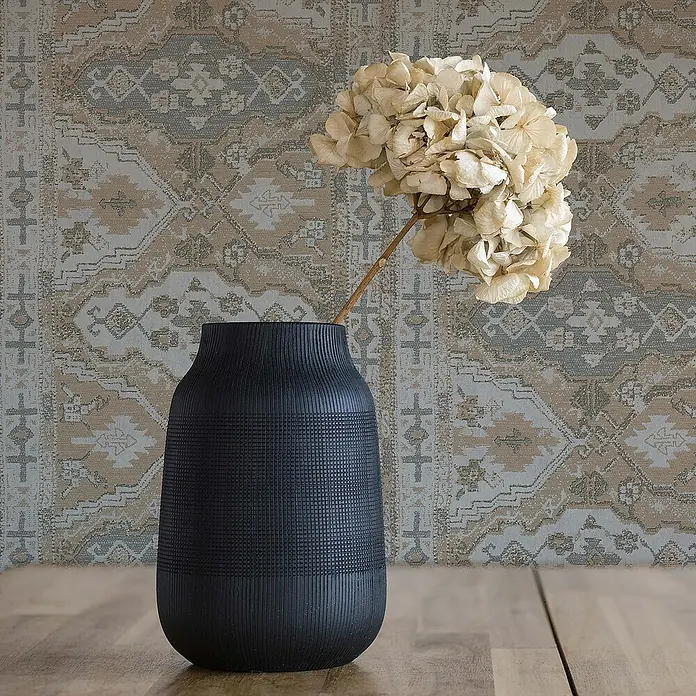Tadessi Vliestapete M1-No.1608 - Weiß, Sonstiges, 10,05 x 0,53 m - Mattschwarze strukturierte Vase mit getrockneten hellen Hortensienblüten auf einer Holzoberfläche.