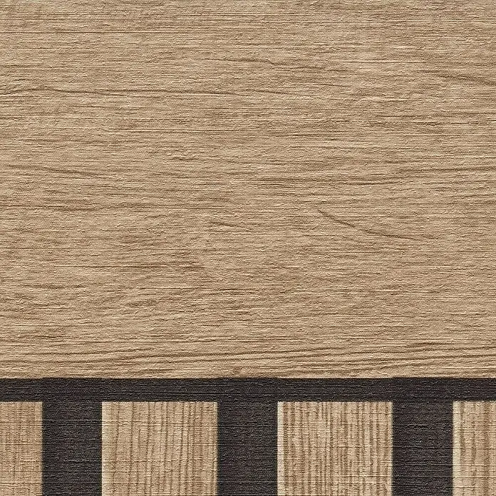 Tadessi Vliestapete 0 - Braun, Streifen, 5 x 1,06 m - Hellbraune Holzmaserung mit einer dekorativen Unterkante aus dunkelbraunen und helleren Holzstreifenabschnitten.
