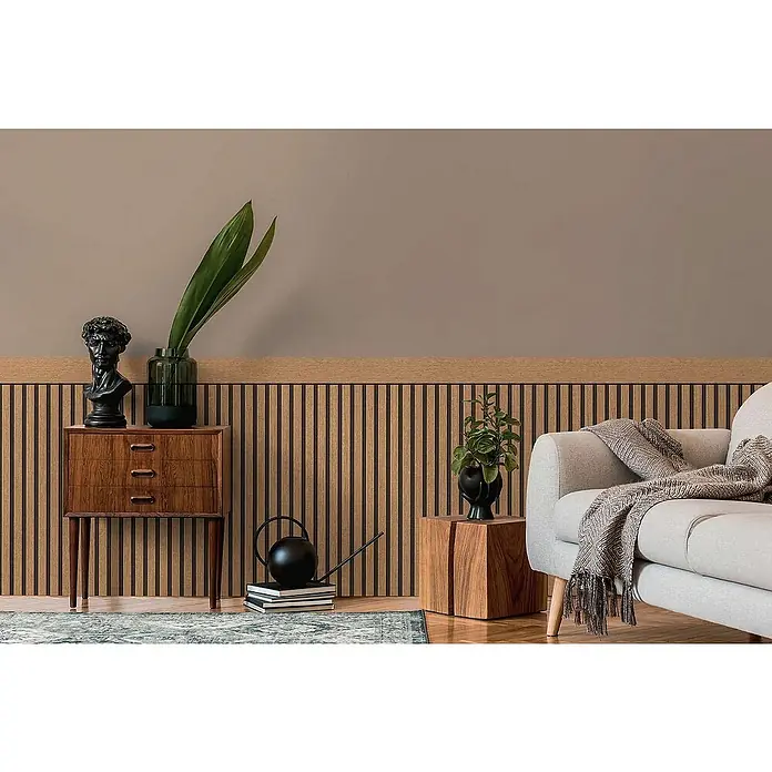 Tadessi Vliestapete 0 - Braun, Streifen, 5 x 1,06 m - Modernes Wohnzimmer mit Holzlamellenwand, braun gestrichener Wand und gemütlichem Sitzbereich.