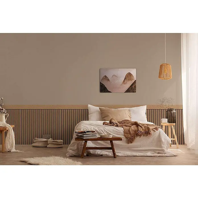 Tadessi Vliestapete 0 - Braun, Streifen, 5 x 1,06 m - Ein gemütliches Schlafzimmer mit Bett, Holzlatten-Kopfteil, Bergkunst und geflochtener Lampe in warmen, neutralen Tönen.