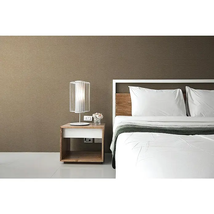 Tadessi Vliestapete M1-No.1705 - Braun, Sonstiges, 10,05 x 0,53 m - Texturierte braune Tapete an einer Schlafzimmerwand hinter Bett und Nachttisch. Schafft einen warmen, natürlichen Hintergrund.