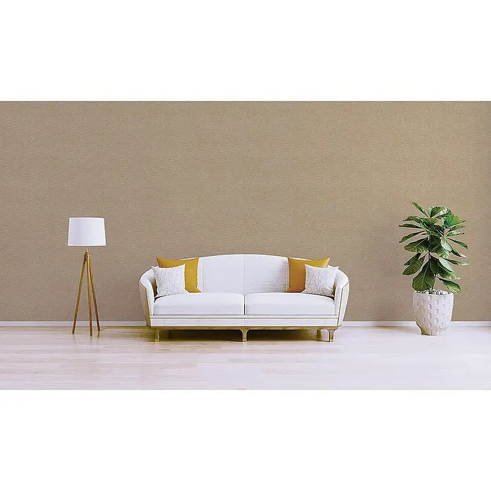 Tadessi Vliestapete M1-No.1705 - Braun, Sonstiges, 10,05 x 0,53 m - Strukturierte beigefarbene Wandverkleidung in einem modernen Wohnzimmer mit weißem Sofa, Lampe und Pflanze.