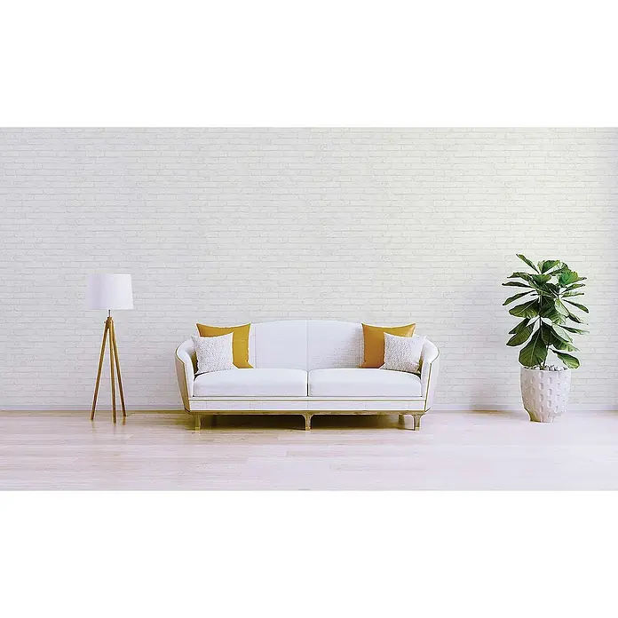 Tadessi Vliestapete M1-No.870 - Weiß, Steinoptik, 10,05 x 0,53 m - Elegantes weißes Sofa mit gelben und weißen Kissen in einem hellen, modernen Wohnraum.