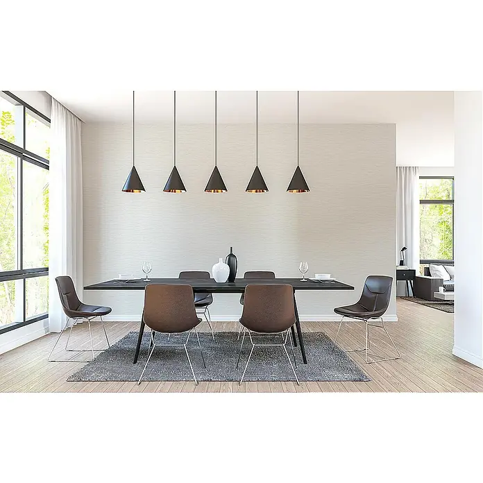 Tadessi Vliestapete M1-No.2586 - Weiß, Steinoptik, 10,05 x 0,53 m - Moderner Esstisch mit sechs braunen Stühlen und fünf schwarzen Pendelleuchten in einem modernen Esszimmer.