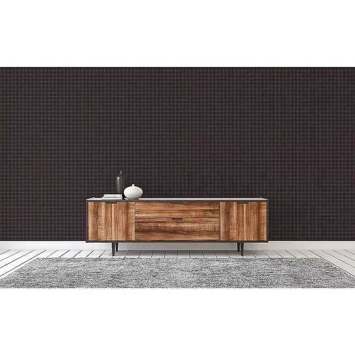 Tadessi Vliestapete M1-No.4163 - Schwarz, Grafisch, 10,05 x 0,53 m - Dunkelrote Karotapete an einer Wand, die über einem Holzschrank die Raumgestaltung aufwertet.