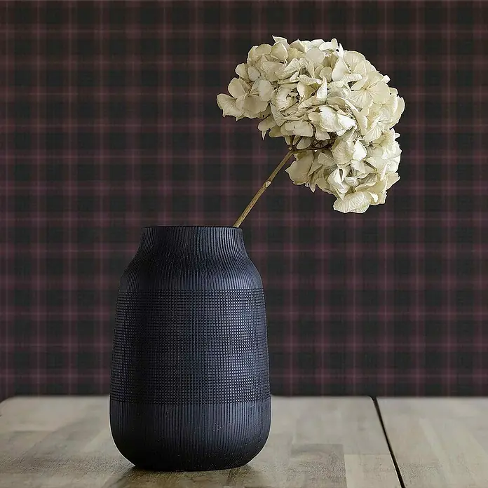 Tadessi Vliestapete M1-No.4163 - Schwarz, Grafisch, 10,05 x 0,53 m - Eine dunkle, texturierte Vase mit Trockenblumen auf einem Holztisch.