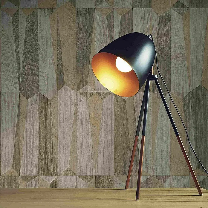 Tadessi Vliestapete M1-No.3973 - Braun, Holzoptik, 10,05 x 0,53 m - Schwarze Dreibein-Tischlampe mit goldener Innenseite, die eine Wand beleuchtet.