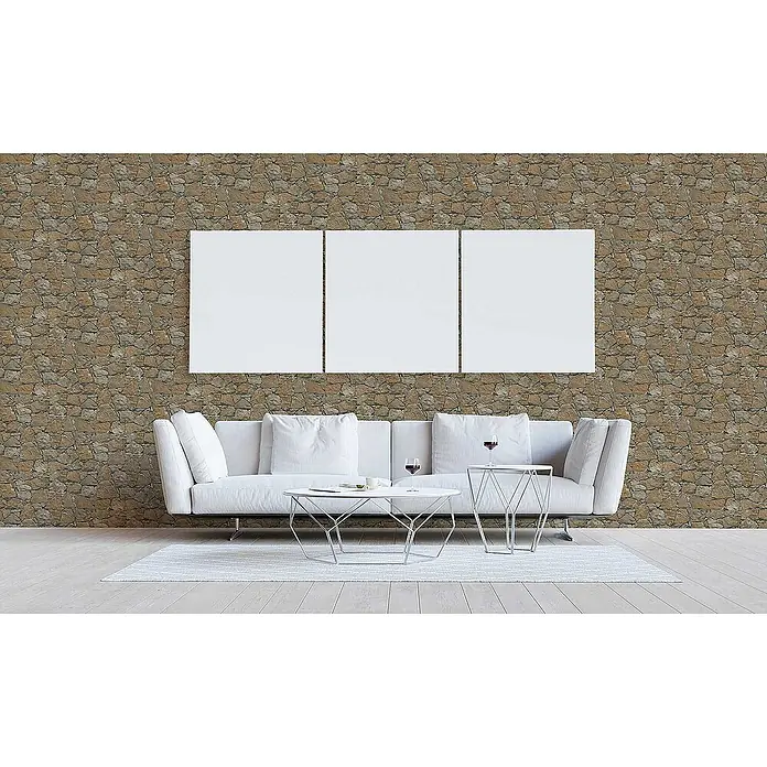 Tadessi Vliestapete M1-No.3818 - Braun, Steinoptik, 10,05 x 0,53 m - Drei rechteckige weiße Leinwandbilder hängen über einem weißen Sofa in einem modernen Wohnzimmer.
