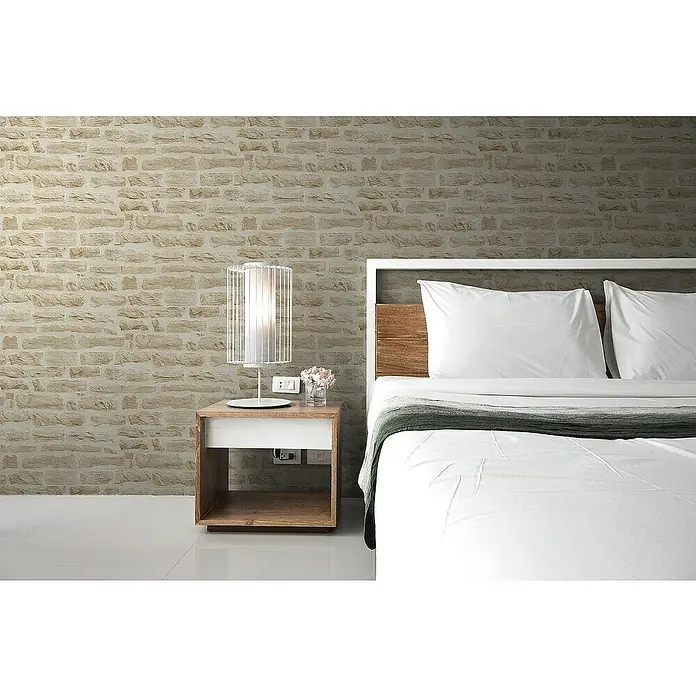 Tadessi Vliestapete M1-No.2591 - Creme, Steinoptik, 10,05 x 0,53 m - Nachttisch aus Holz und Weiß neben einem Bett mit Lampe und Blumen, in einem Schlafzimmer.