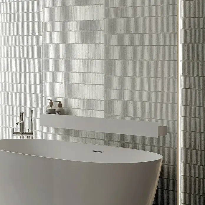 Feinsteinzeugfliese Wanda - 59,55 x 59,55 cm, White, Matt - Modernes Badezimmer mit stilvollen Wandfliesen und freistehender Badewanne. Das Design strahlt Eleganz und Komfort aus.