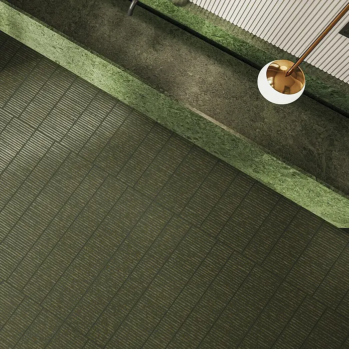 Feinsteinzeugfliese Wanda - 59,55 x 59,55 cm, Green, Matt - Draufsicht auf ein stilvolles Badezimmer mit grünen Fliesen und einem modernen Waschbecken. Elegante Beleuchtung akzentuiert das Design.