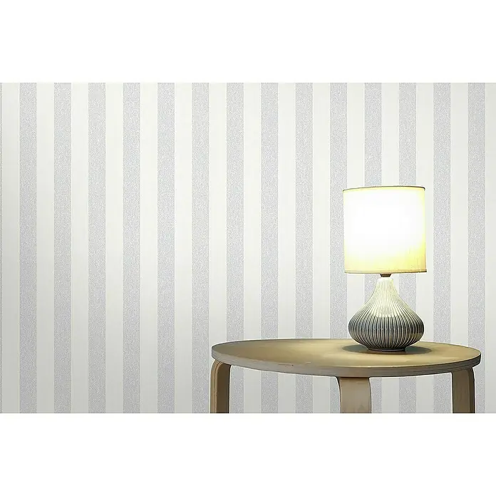 Tadessi Vliestapete M1-No.4199 - Grau, Streifen, 10,05 x 0,53 m - Vertikal gestreifte Tapete in Hellgrau und Cremeweiß mit subtiler Textur an einer Zimmerwand.