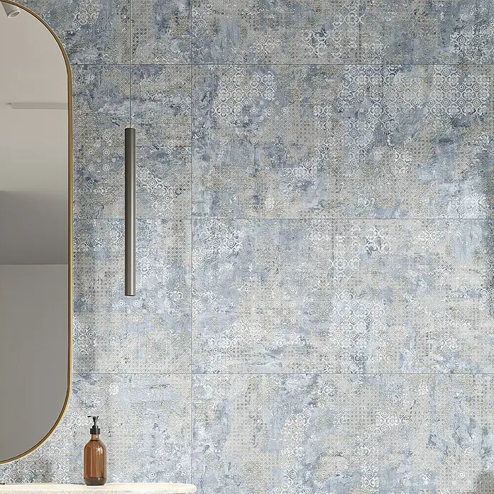 Feinsteinzeugfliese Rug - 59,55 x 59,55 cm, Blue, Matt - Nahaufnahme einer Wand mit strukturierten, blauen und grauen Keramikfliesen, die ein komplexes Muster zeigen.