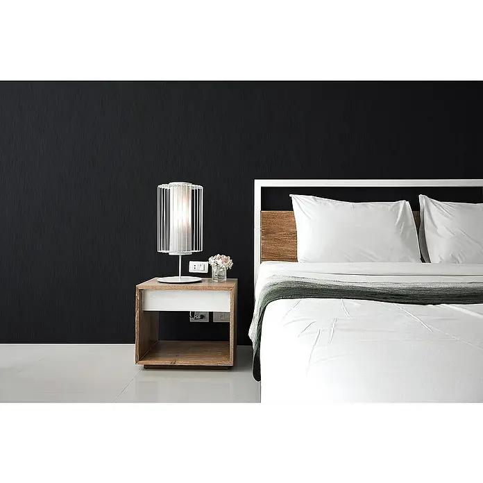 Tadessi Vliestapete M1-No.2224 - Schwarz, Uni, 10,05 x 0,53 m - Weiße moderne Käfig-Tischlampe auf einem hellen Holznachttisch in einem minimalistischen Schlafzimmer.