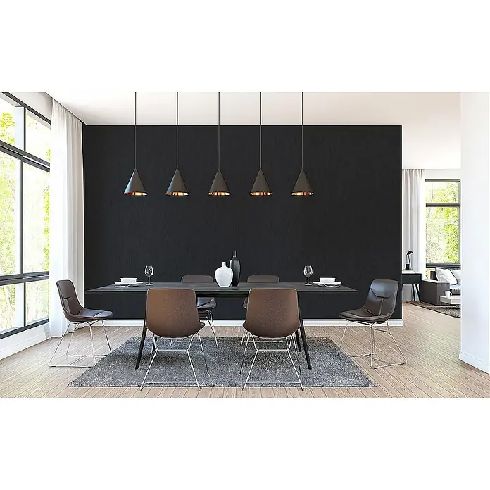Tadessi Vliestapete M1-No.2224 - Schwarz, Uni, 10,05 x 0,53 m - Modernes Esszimmer-Set: dunkler Tisch, braune Stühle mit Metallbeinen und fünf konische Pendelleuchten mit Kupferinnenflächen.