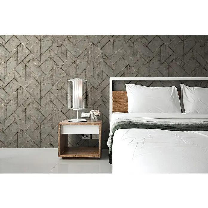 Tadessi Vliestapete M1-No.3235 - Braun, Steinoptik, 10,05 x 0,53 m - Modernes Schlafzimmer mit weißem Bett, hölzernem Kopfteil und weißem Nachttisch mit weißer Lampe. Geometrische Betonwand.