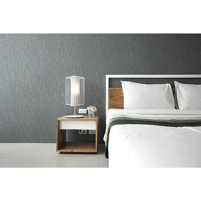 Tadessi Vliestapete M1-No.1711 - Grau, Streifen, 10,05 x 0,53 m - Moderner Holznachttisch mit weißer Schublade, neben einem Bett, mit einer weißen Käfiglampe und Blumen.