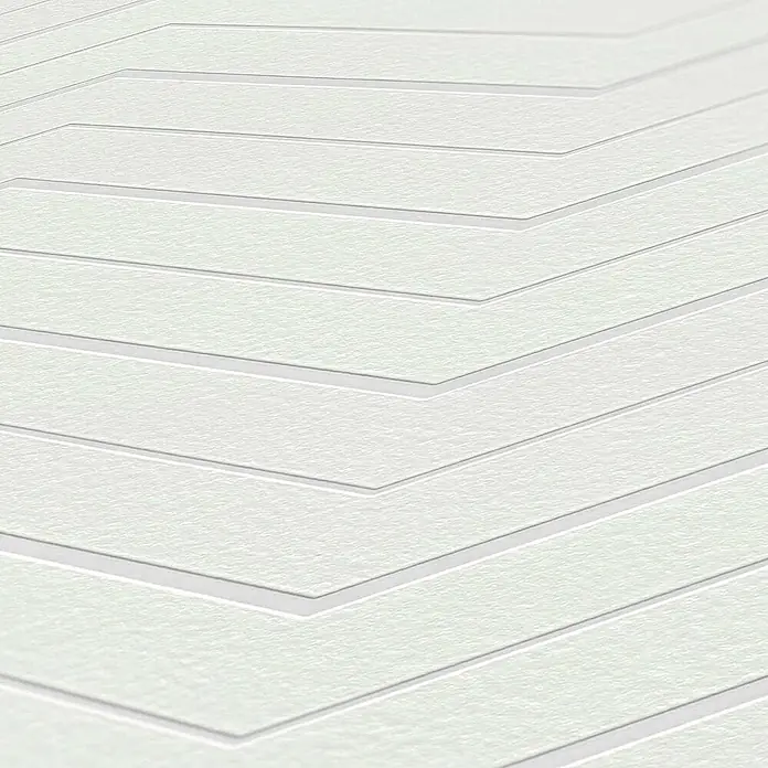 Tadessi Vliestapete M1-No.3440 - Weiß, Streifen, 10,05 x 0,53 m - Strukturierte weiße Oberfläche mit geprägten horizontalen Chevron-Mustern.