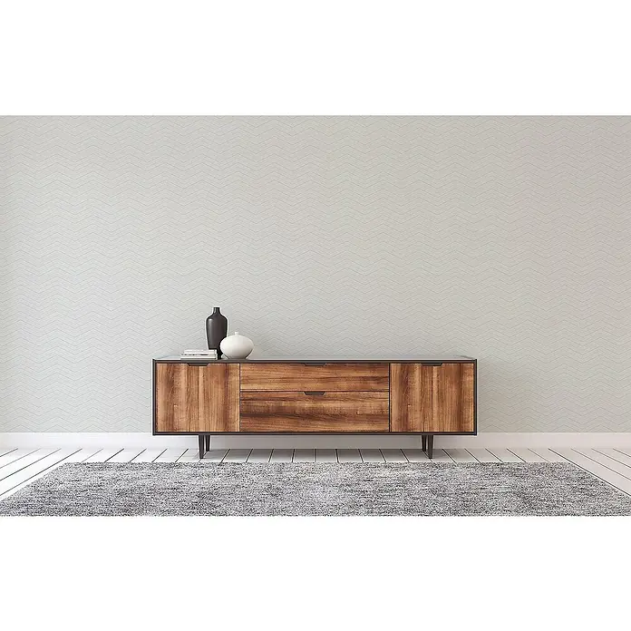 Tadessi Vliestapete M1-No.3440 - Weiß, Streifen, 10,05 x 0,53 m - Modernes Holzsideboard mit dunklem Metallrahmen, zwei Türen und zwei zentralen Schubladen, in einem Raum mit Teppich und hellem Boden.