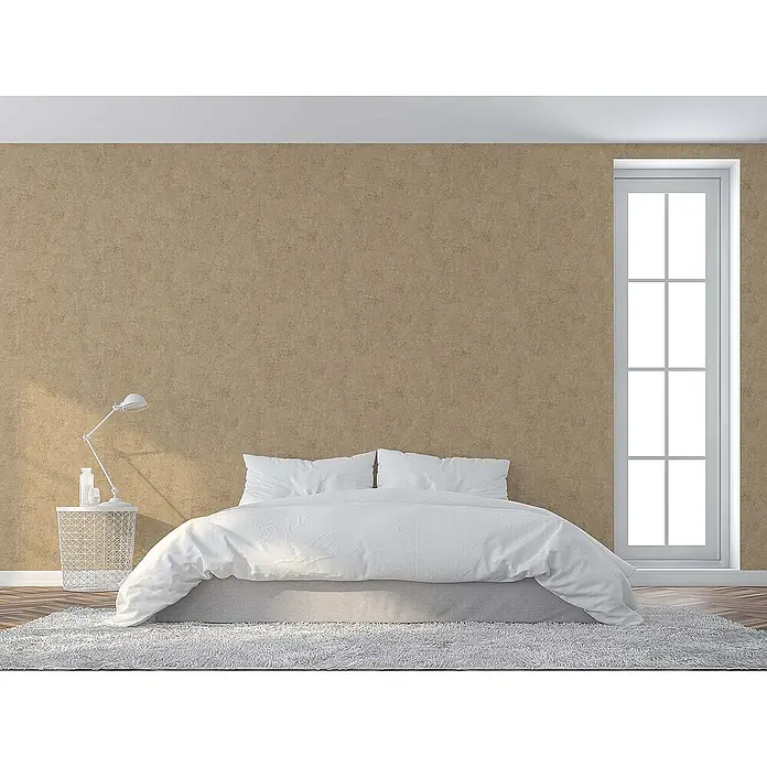 Tadessi Vliestapete M1-No.828 - Beige, Steinoptik, 10,05 x 0,53 m - Modernes Schlafzimmer mit weißem Bett, grauem Unterbau, weißem Beistelltisch und Lampe. Braune Wand, weißes Fenster, flauschiger Teppich.