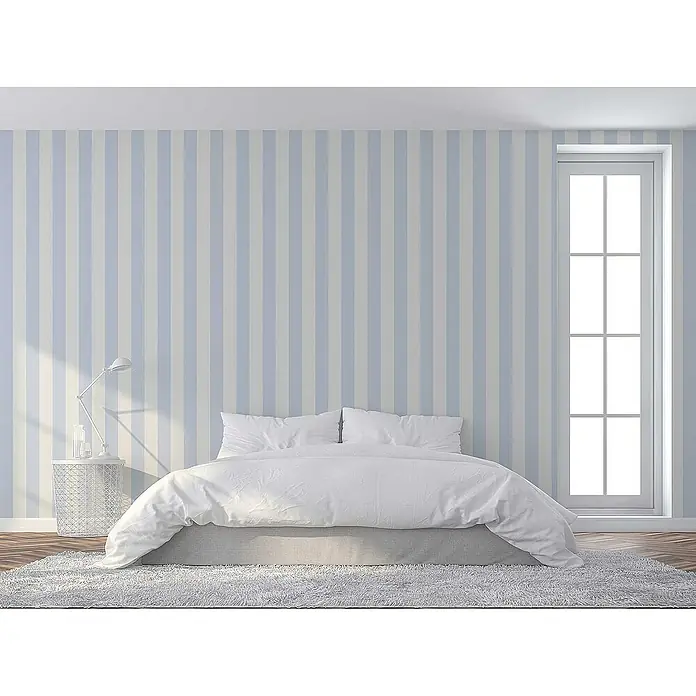 Tadessi Vliestapete M1-No.2242 - Weiß, Streifen, 10,05 x 0,53 m - Helles Schlafzimmer mit Bett, weißer Bettwäsche, weißem Nachttisch und hellblau-weiß gestreifter Tapete.