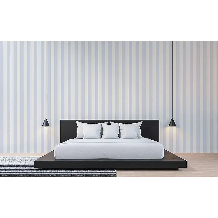 Tadessi Vliestapete M1-No.2242 - Weiß, Streifen, 10,05 x 0,53 m - Minimalistisches schwarzes Plattformbett mit weißer Bettwäsche und Kissen in einem Schlafzimmer mit gestreifter Tapete und Pendelleuchten.