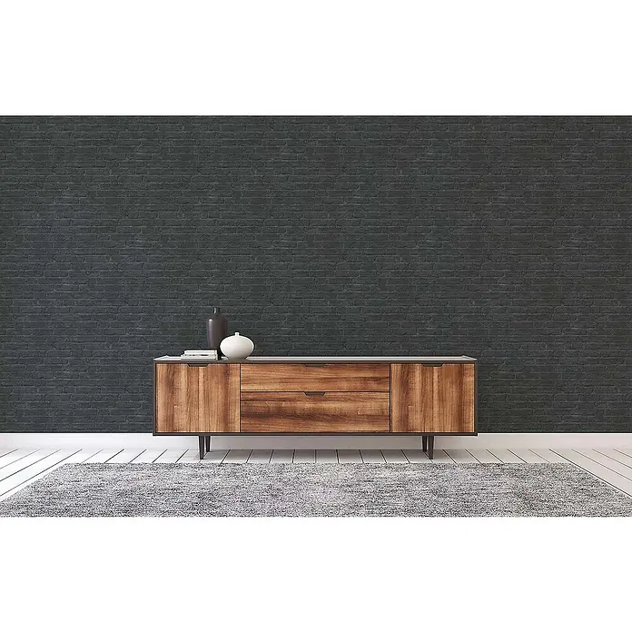 Tadessi Vliestapete M1-No.1415 - Schwarz, Steinoptik, 10,05 x 0,53 m - Holz-Sideboard mit zwei zentralen Schubladen und zwei Seitentüren, hellgrauer Platte und dunklen Metallbeinen vor einer dunklen Ziegelwand.